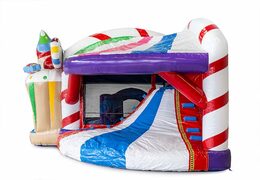 Springkasteel in candyland thema met een glijbaan bestellen voor kinderen. Koop opblaasbare springkastelen online bij JB Inflatables Nederland