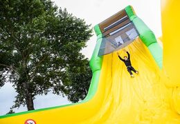 Super grote opblaasbare monster glijbaan van 46 meter lang in het groen met geel kopen