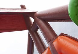 Ordina un percorso ad ostacoli gonfiabile a tema giungla con 7 elementi di gioco e oggetti colorati per i bambini. Acquista ora i percorsi ad ostacoli gonfiabili online su JB Gonfiabili Italia