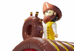 Acquista un percorso ad ostacoli gonfiabile di 9 metri con oggetti 3D a tema barca dei pirati per bambini. Ordina ora i percorsi ad ostacoli gonfiabili online su JB Gonfiabili Italia