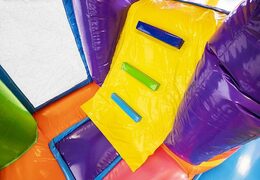 Sdraietta gonfiabile a tema hippie con scivolo con tanti colori in vendita per bambini