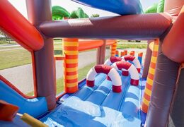 Acquista un percorso ad ostacoli gonfiabile a tema squalo con 7 elementi di gioco e oggetti colorati per i bambini. Ordina ora i percorsi ad ostacoli gonfiabili online su JB Gonfiabili Italia