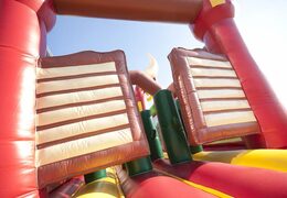 Ordina un percorso ad ostacoli gonfiabile largo 17 metri a tema cowboy con 7 elementi di gioco e oggetti colorati per i bambini. Acquista ora i percorsi ad ostacoli gonfiabili online su JB Gonfiabili Italia