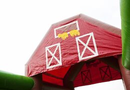 Ordina un percorso ad ostacoli gonfiabile largo 17 metri in tema fattoria per bambini. Acquista ora i percorsi ad ostacoli gonfiabili online su JB Gonfiabili Italia