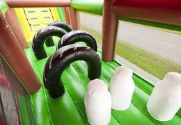 Percorso a ostacoli gonfiabile unico a tema fattoria largo 17 metri con 7 elementi di gioco e oggetti colorati da acquistare per i bambini. Ordina ora i percorsi ad ostacoli gonfiabili online su JB Gonfiabili Italia