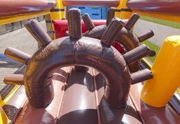 Ordina un percorso ad ostacoli gonfiabile a tema pirata con 7 elementi di gioco e oggetti colorati per i bambini. Acquista ora i percorsi ad ostacoli gonfiabili online su JB Gonfiabili Italia