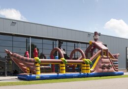 Acquista un percorso ad ostacoli gonfiabile a tema pirata largo 17 metri con 7 elementi di gioco e oggetti colorati per i bambini. Ordina ora i percorsi ad ostacoli gonfiabili online su JB Gonfiabili Italia