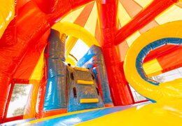 Acquista grande sdraietta gonfiabile multigiocatore con scivolo in rosso con tema montagne russe