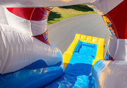 Vendo cuscino gonfiabile ad aria con sezione di salto e scivolo a tema paperella di gomma per bambini