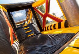 Corso d'assalto a tema mega tensione presso JB Inflatables