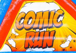 Ordina un percorso a ostacoli gonfiabile Comic lungo 13 metri per bambini. Acquista ora i percorsi ad ostacoli gonfiabili online su JB Gonfiabili Italia