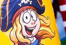 Vendo castello gonfiabile con scivolo e oggetto da gioco