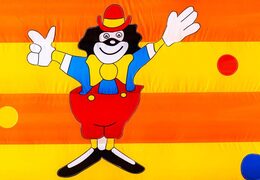 Pagliaccio in colori allegri su gonfiabile