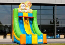 Gioco gonfiabile con i colori verde, giallo, blu e arancione