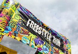 Dettagli castello gonfiabile con dettagli graffiti