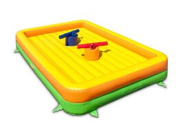 Il gladiatore gioca l'uno contro l'altro sul castello gonfiabile