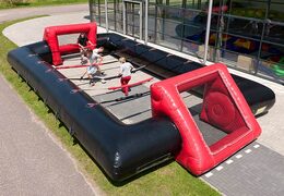 Gioco di biliardino con persone viventi