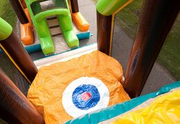 Salta su un castello gonfiabile a ostacoli