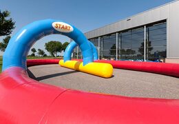 Pista da corsa con colore blu, giallo e rosso