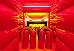 Ostacoli sulla corsa ad ostacoli del castello gonfiabile