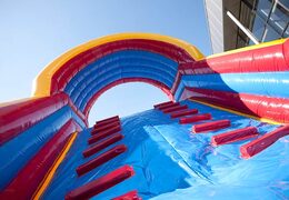 Arrampicata su una pista da ballo in vasca
