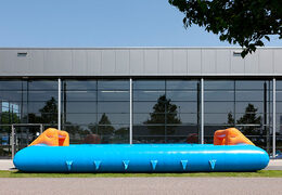 Acquista un biliardino galleggiante arancione blu con un sistema di scorrimento dell'imbarco unico per bambini. Ordina ora il calcio balilla gonfiabile online su JB Inflatables Netherlands