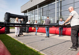 Acquista gioco di calcio balilla rosso nero con esclusivo sistema scorrevole di imbarco senza fondo per bambini.