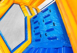 Parete da arrampicata del modulo di base jump nel percorso ad ostacoli