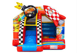 Tema di personaggi dei fumetti su combo scivolo per scivolare e saltare su castello gonfiabile