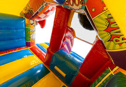 Interno della combinazione scivolo in tema fumetto