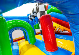 Archi verdi e blu e pilastri rossi nel castello gonfiabile multiplay a tema fumetto