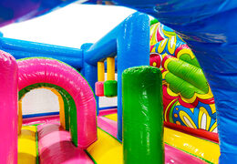 Archi rosa e pilastri verdi interno colorato di Multiplay Ibiza