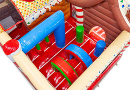 Interno del castello gonfiabile Multiplay con archi, colonne e sacchi da boxe