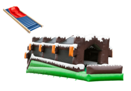 Pista di pattinaggio invernale con slitta e montagne russe