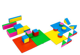 Grande set di softplay con blocchi colorati a tema standard per giocare