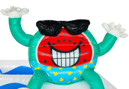 Figura in 3D sul castello gonfiabile Dubbelslide, cocomero sorridente in costume da bagno, tema Summer Party