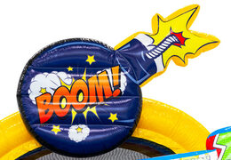Figura in 3D sul castello gonfiabile Dubbelslide, tema a fumetti con bomba a cartone animato