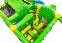 Interno del castello gonfiabile con archi, colonne e sacchi da box in vendita presso JB