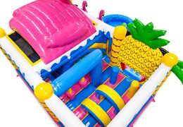 Interno del castello gonfiabile con archi, colonne e sacchi da boxe in vendita da JB