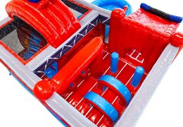 Interno del castello gonfiabile con archi, colonne e sacchi da boxe in vendita da JB