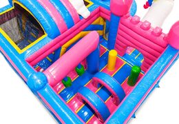 Interno del castello gonfiabile con archi, colonne e sacchi da boxe in vendita presso JB