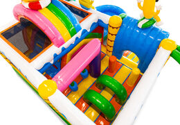 Interno del castello gonfiabile con archi, colonne e sacchi d'impatto in vendita da JB