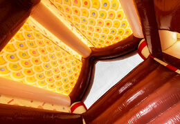 Tetto del castello gonfiabile coperto decorato come casa di pan di zenzero nel tema del pan di zenzero