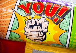 Castello gonfiabile a tema fumetto Midi Bounce, ordina oggi da JB Inflatables