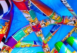 Ordina il castello gonfiabile A-frame Super Comic in stile fumetto online su JB Inflatables