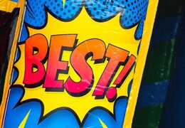 Acquista il castello gonfiabile A-frame Super Comic con design a strisce a fumetti, perfetto per i noleggiatori