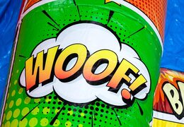 Castello gonfiabile A-frame Super Comic a tema fumetti, ideale per eventi e feste