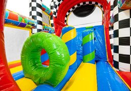 Grafiche Comic dettagliate su un impressionante percorso a ostacoli