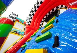 Percorso a ostacoli gonfiabile in stile fumetto con colori vivaci