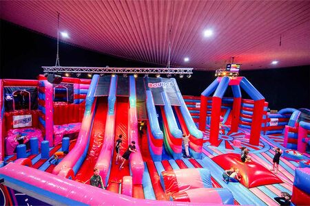 Parco di trampolini gonfiabili Bounce Valley Eindhoven in rosa e blu online presso JB-Gonfiabili